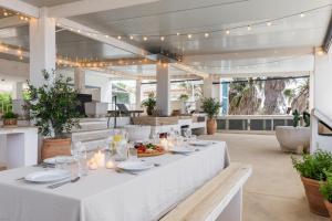 Restaurace v ubytování Exclusive Seafront Villa,Private Pool,Gym,BBQ