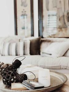 Postel nebo postele na pokoji v ubytování The Tasman Secret Moments to Manyana Beach