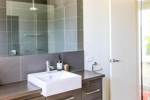 Koupelna v ubytování The Tasman Secret Moments to Manyana Beach + 25 fotografií