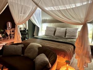 Giường trong phòng chung tại Tula Retreat