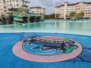 AiRia Resident Apartment في Kampong Batu Empat Belas: حديقة مائية عليها لافتة على الأرض