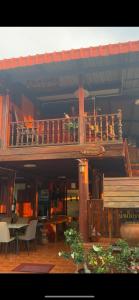 un balcone di un edificio con tavolo e sedie di Siri Riverside 