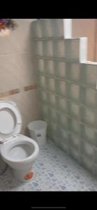 bagno con servizi igienici bianchi in camera di Siri Riverside 