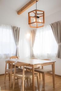 松本Sa one ko松本的餐桌、椅子和吊灯