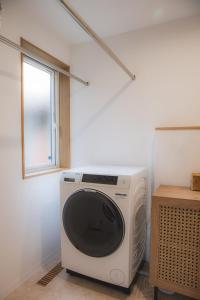 松本Sa one ko松本的电视坐在窗边的地板上