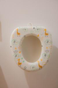 松本Sa one ko松本的一个绘有动物图案的白色马桶座圈 更多17张照片