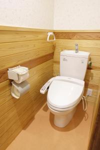 Et badeværelse på Forest and Stars Akakura Villa + 19 billeder