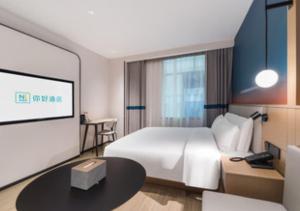 Ένα ή περισσότερα κρεβάτια σε δωμάτιο στο Hello Hotel Shenzhen Luohu Guomao Subway Station