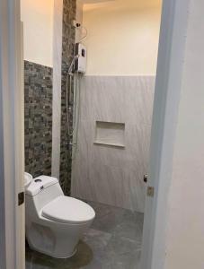 Et badeværelse på Piccadilly Green Villas Apartment