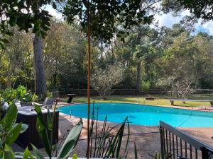 Trueheart Farm في Crosby: مسبح في ساحه فيها اشجار