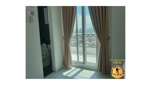 Zimmer mit einem Fenster und Stadtblick in der Unterkunft One Travelers Place in Koronadal