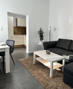 un soggiorno con un divano e un tavolino da caffè di Ferienwohnung - An der Oder a Barbis