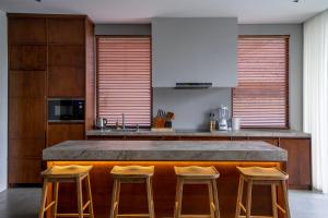 Kuchyň nebo kuchyňský kout v ubytování Glass House 2BR Villa in Rice Filed, Ubud + 11 fotografií