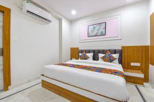 Giường trong phòng chung tại FabHotel Grand Bala
