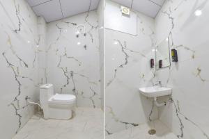 Phòng tắm tại FabHotel Grand Bala