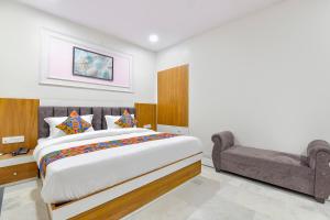 Giường trong phòng chung tại FabHotel Grand Bala +26 ảnh