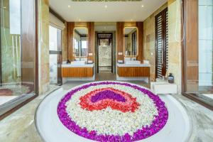 Forever Bali Villas في أُلُواتو: باقة زهور كبيرة في منتصف الحمام +98 صورة