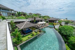 Forever Bali Villas في أُلُواتو: منظر جوي لفيلا بها حوض سباحة