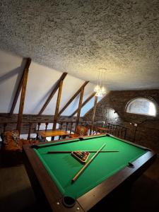 een pooltafel met twee keutels erop bij Vintage Villa Mtskheta in Mtskheta