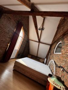 een kamer met een bed en een bakstenen muur bij Vintage Villa Mtskheta in Mtskheta +19 foto's