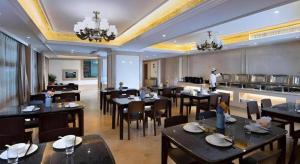 Un restaurante u otro lugar para comer en Vienna Hotel Fujian Yong'an South Railway Station