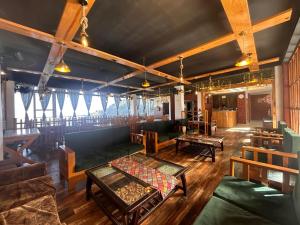 Pine Rock Hotel in Mussoorie Peaceful Stay في موسوري: غرفة معيشة بها أريكة وطاولة