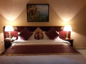 Postel nebo postele na pokoji v ubytování Royal Gardens Hotel