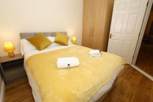 ein Schlafzimmer mit einem großen Bett mit zwei Handtüchern darauf in der Unterkunft Eyre Square Apartment in Galway + 1 Foto