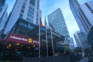 um restaurante em uma cidade com prédios altos em Cormar Residences Kuala Lumpur em Kuala Lumpur