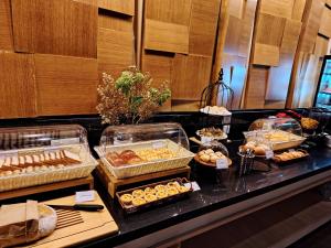 uma linha de buffet com muitos tipos diferentes de doces em Cormar Residences Kuala Lumpur em Kuala Lumpur