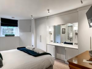 una camera da letto con un letto e un grande specchio di Otter Hollow a Middleton