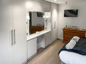 un bagno bianco con lavandino e specchio di Otter Hollow a Middleton Altre 5 foto