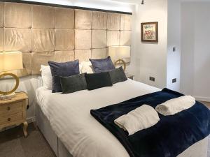 una camera da letto con un letto grande con due cuscini di Otter Hollow a Middleton