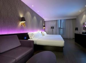 Postel nebo postele na pokoji v ubytování Orange Hotel Hangzhou Binjiang University Town