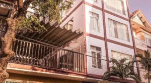 SU SU HOTEL QUY NHƠN في كوي نون: مبنى ابيض كبير عليه بلكونه