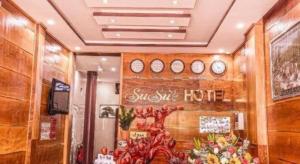 SU SU HOTEL QUY NHƠN في كوي نون: لوبي فندق وساعات على الحائط +38 صورة