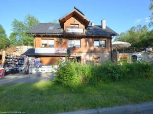 dom ze sklepem po stronie ulicy w obiekcie Leśne Klimaty w Polańczyku