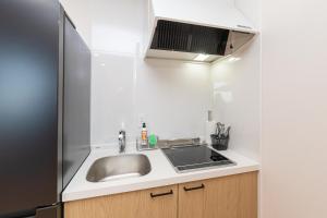 Kuchyň nebo kuchyňský kout v ubytování Rush Awaji Canariya - Seaside Holiday Home - Self Check-In Only + 29 fotografií