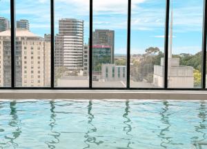 Swimmingpoolen hos eller tæt på Aspire Boutique Condo Melbourne CBD + 18 billeder