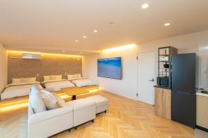 Kuchyň nebo kuchyňský kout v ubytování Rush Awaji Canariya - Seaside Holiday Home - Self Check-In Only