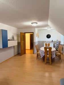a living room with a dining room table and chairs at Gîte au secret des vignes in Bergholtz