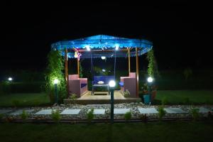 un gazebo notturno con luci di The Tiger Waterfront Resort a Mādho Tānda