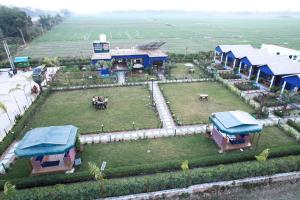 una vista aerea di una casa con un ampio cortile di The Tiger Waterfront Resort a Mādho Tānda