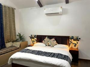 The Tiger Waterfront Resort في Mādho Tānda: غرفة نوم فيها سرير واريكة +52 صورة