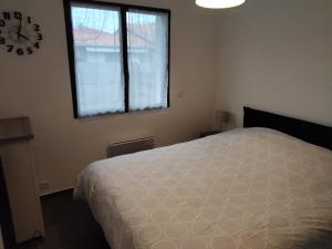 En eller flere senge i et værelse på Villa familiale avec piscine chauffée calme proche du centre + 41 billeder