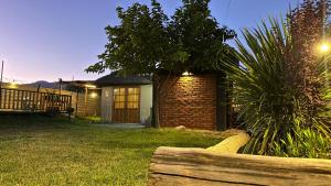 een huis met een hek voor een tuin bij Alojamiento Los Nonos in Las Compuertas +4 foto's