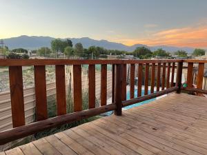 een houten terras met uitzicht op de bergen bij Alojamiento Los Nonos in Las Compuertas
