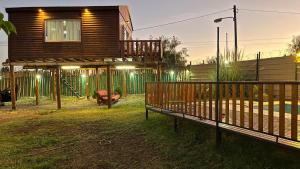 een huis met een terras en een speeltuin bij Alojamiento Los Nonos in Las Compuertas