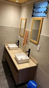 een badkamer met twee wastafels en een spiegel bij Alojamiento Los Nonos in Las Compuertas