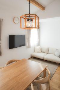 松本Sa one ko松本的客厅里有一张桌子和一张沙发